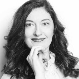 Das Schwarz-Weiß Foto zeigt die lächelnde Texterin und Konzeptionerin Nataša Mioković-Lutze.