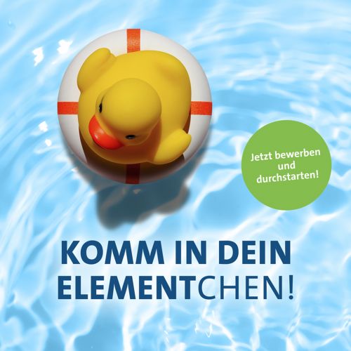 Gelbe Gummiente im Rettungsring schwimmt auf dem Wasser