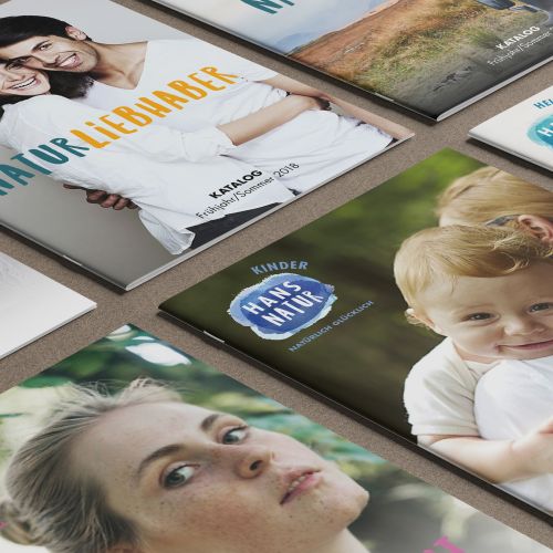 Branding und Corporate Design für Hans Natur mit Katalogtiteln für Familie, Naturmode und Kinderprodukte