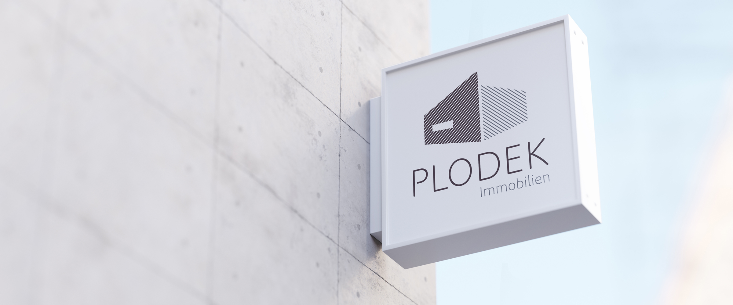 Plodek Immobilien Logo Schild an Hauswand