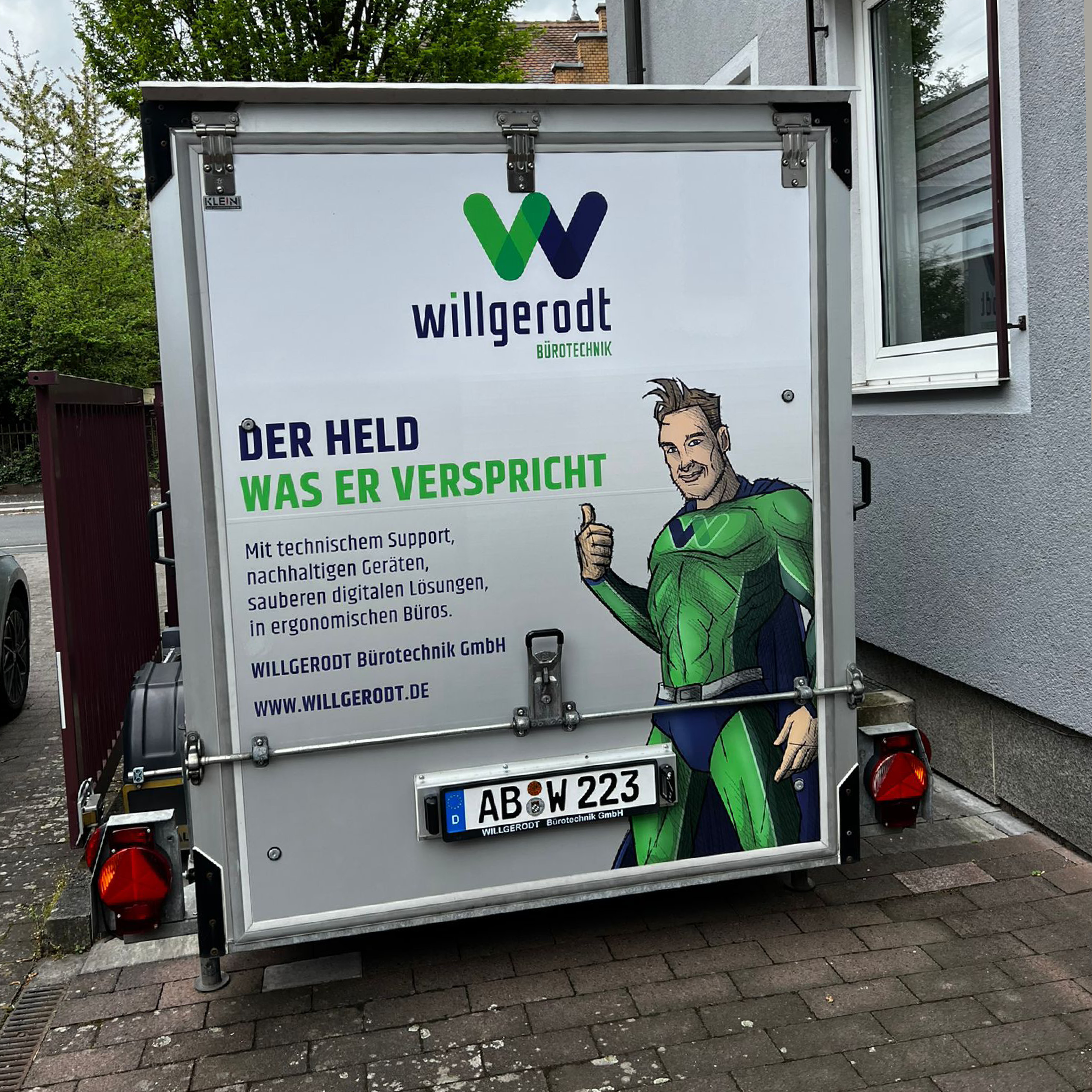 Comic-Held auf Fahrzeugbeschriftung für Willgerodt Bürotechnik