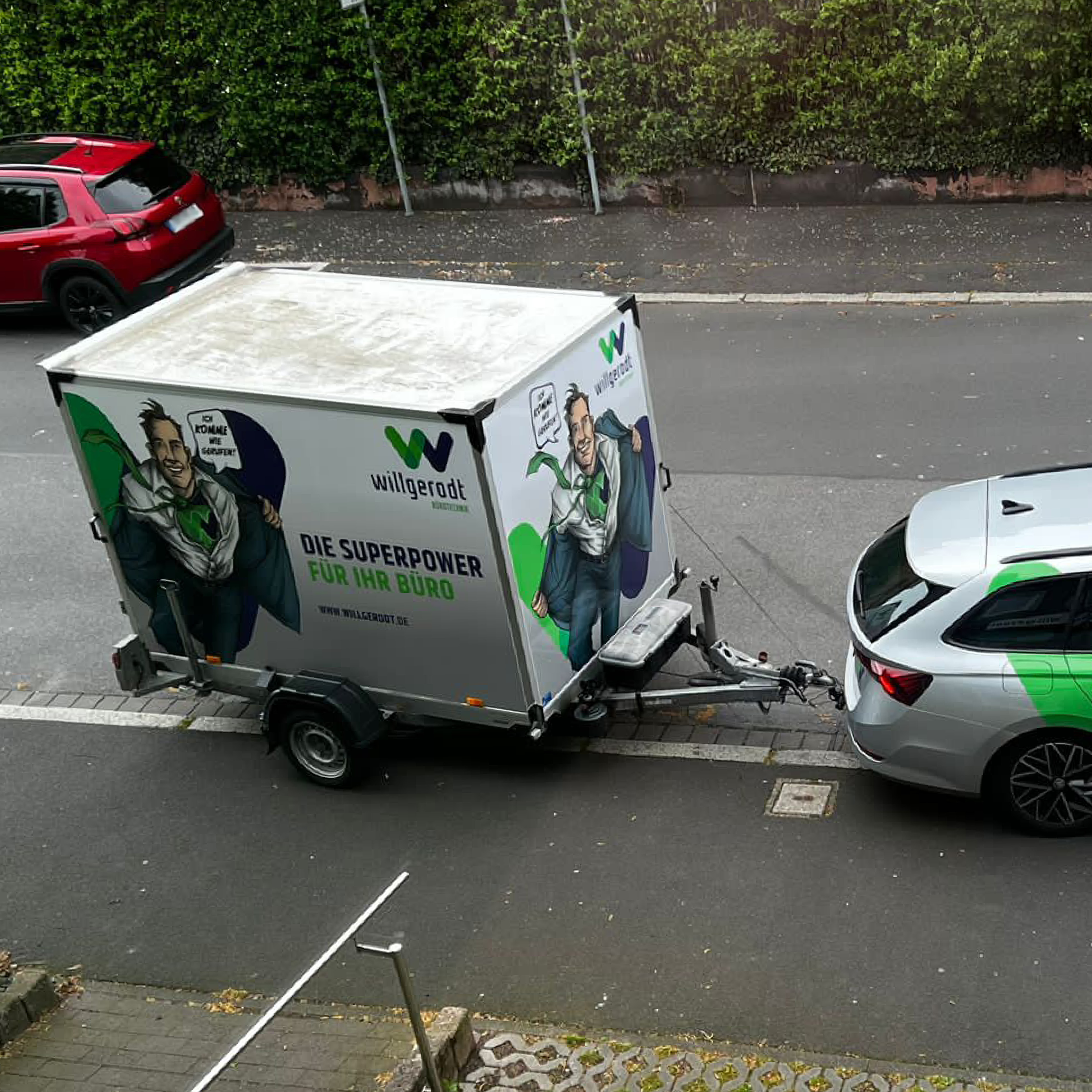 Anhänger mit Willgerodt Fahrzeugbeschriftung und Claim Die Superpower für Ihr Büro