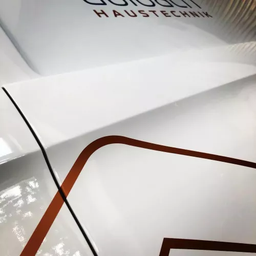Close-up der Fahrzeugbeschriftung von Aulbach Haustechnik im neuen Corporate Design